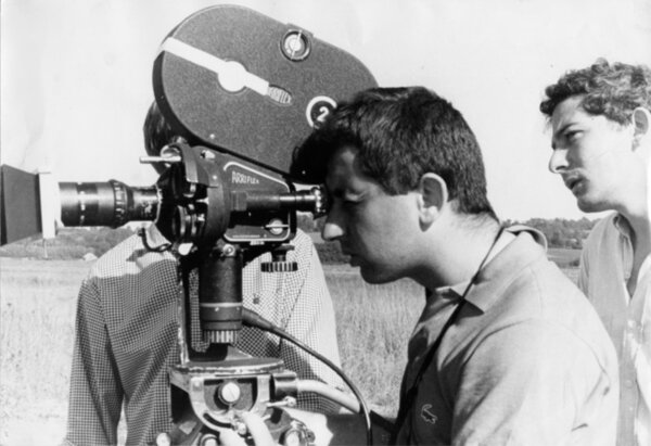 Willy Kurant, à l'œilleton d'une Arri IIC, et Marin Karmitz - Sur le tournage de <i>Nuit noire, Calcutta</i>, court métrage de Marin Karmitz, en 1963 - Collection AFC