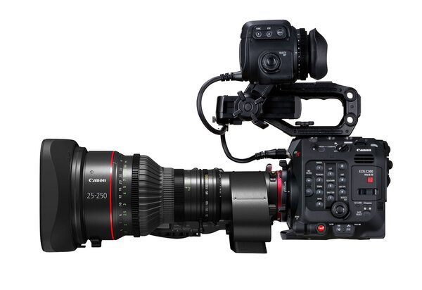 La C300 Mark III équipée du zoom Cine-Servo 25-250 mm T:2.95-3.95 Super 35 - Le multiplicateur 1.5x couvre le Full Frame (disponibilité courant 2020).