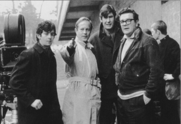 Sur le tournage de "Fahrenheit 451", de François Truffaut - Tony Richmond (clapman), Nicolas Roeg, Alex Thomson (cadreur) et Kevin Kavanagh (assistant caméra)