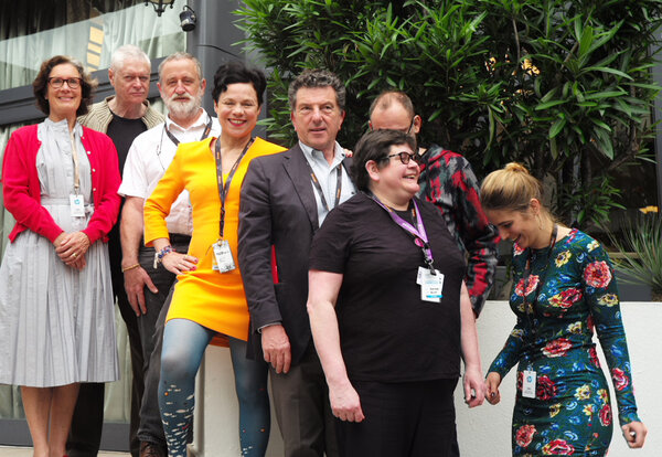 Sérieux, rires et sourires pour le jury du Prix Vulcain - De g. à d. : Moira Tulloch, Pierre-William Glenn, Alain Besse, Isabelle Gibbal-Hardy, Patrick Bézier, Vincent Lowy, masqué, Aline Rolland et Louise Vandeginste - Photo JN Ferragut