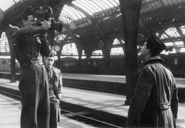 Shooting “Chiffonnard et Bonaloy” in 1954 with Pierre Lhomme at the camera and Jean-Claude Brialy, right - Personal Archives of Pierre Lhomme