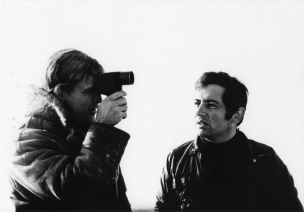 Marlon Brando, spotmètre à la main, et Willy Kurant - Sur le tournage de <i>La Nuit du lendemain</i>, de Hubert Cornfield, en 1967 - Collection Willy Kurant