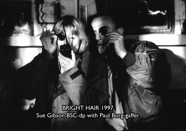 Sue Gibson et Paul Borg, son "gaffer", sur le tournage de "Bright Hair" pour la BBC, en 1997 - DR / Archives BSC
