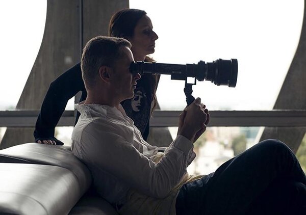 Nicolas Winding Refn, au viseur, et Natasha Braier règlent un plan - DR