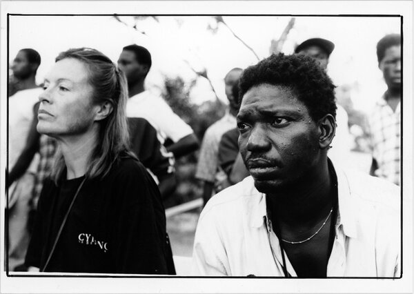 Idrissa Ouedraogo and Claude Luquet, on the left, during the shooting of "A Karim na Sala", in 1990 - Photo by Claude Hirsch