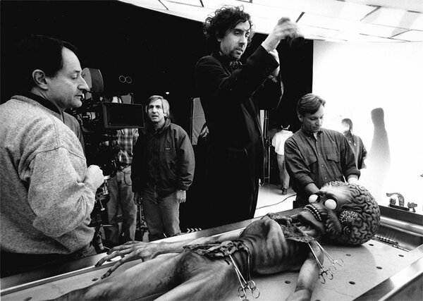 Peter Suschitzky et Tim Burton sur le plateau de "Mars Attacks" - DR