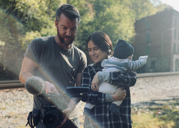 Curren Sheldon et Elaine McMillion Sheldon, avec leur bébé de trois mois lors du tournage de "King Coal", en Virginie