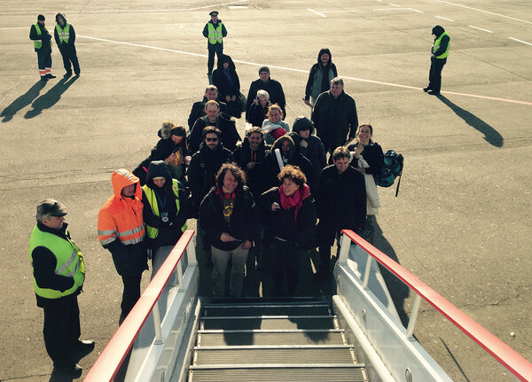 Décollage de Sibérie… - Quelques membres de l'équipe, en bas d'un des avions qui nous mènent à Paris… Que c'est agréable de rentrer en sachant que l'on va revenir dans une semaine, avec un nouveau visa qui nous offrira du temps en Russie ! Nous laissons en bas des escaliers trois personnes afin d'assurer des plans supplémentaires et la débâcle, si jamais celle-ci venait à survenir : Frédéric Sauvagnac, qui devient officiellement "réalisateur 2e équipe"… Anne-Angèle, qui sera première assistante caméra… Et Sylvain, chef machiniste, qui reste ici avec le privilège de n'avoir lui aucun souci de passeport puisque son arrivée tardive parmi nous lui permet de n'avoir aucun stress à ce sujet… Une question pour entretenir le suspens : le passeport de Frédéric Sauvagnac expire le 26 avril…, assistera-t-il à la débâcle avec nous ? <i>(Photo Cyril Girard, chef électricien, samedi 4 avril)</i>