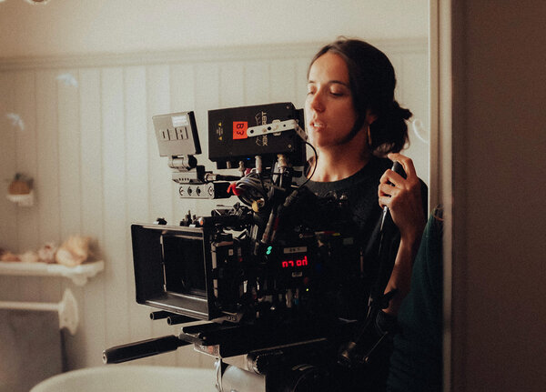 Inès Tabarin sur le tournage de la série TV "Split", d'Iris Brey - Photo Jean Charles-Couty