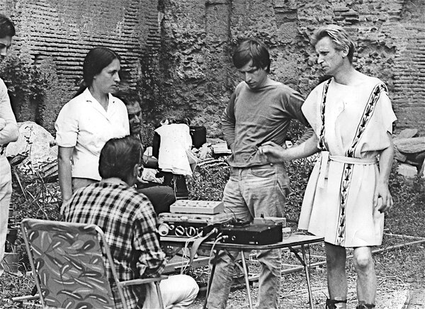 Sur le tournage d"Othon", en 1969 - De g. à d. : Danièle Huillet, Ugo Piccone, en partie caché derrière elle, Louis Hochet, de dos avec un Nagra III, l'Eclair 16, Renato Berta et Jean-Marie Sraub