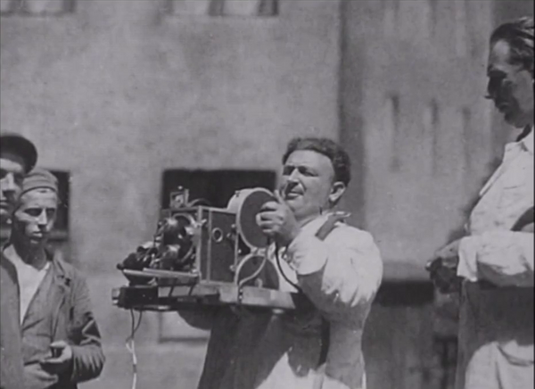 Tournage du "Dernier des hommes" : Karl Freund et la caméra portée Stachow, F. W. Murnau est à droite