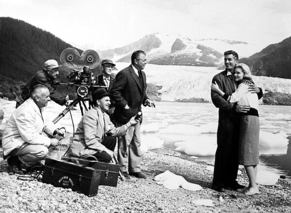 Tournage de "Ice Palace" en 1960 - Ray Danton et Diane McBain à droite, Vincent Sherman debout au centre et Joe Biroc accroupi avec son chapeau et sa Spectra à la main