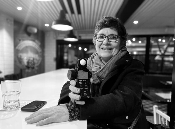 Le 30 juillet 2024 | Photo Gilles Porte (iPhone) - Ce soir je recroise Micaela Cajahuaringa, une grande directrice de la photographie péruvienne dont on m'a beaucoup parlé ici et qui est l'actuelle présidente de la DFP (Association des directeurs de la photographie péruviens). Micaela s'est déplacée pour me prêter sa cellule Sekonic L-758C parce que je connais un souci avec ma cellule Sekonic L-858D qui me donne des bonnes mesures pour la lumière incidente mais affiche n'importe quoi quand je mesure la lumière réfléchie. Nous parlons école de cinéma, transmission, association, « femmes à la caméra », production, optiques, connexion... Que le monde des directrices et directeurs de la photographie est beau quand la déontologie et l'esprit associatif permettent de se rencontrer bien au-delà d'un rayon de lumière.