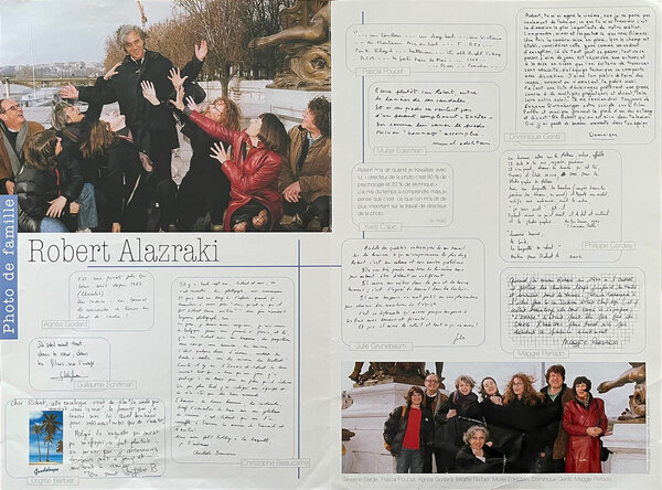 "Photo de famille", encart publicitaire pour Fujifilm paru au début des années 2000 - Entourant Robert Alzaraki sur la photo du haut, à partir de la gauche : Pascal Poucet, Séverine Barde, Agnès Godard, Brigitte Barbier, Muriel Edelstein, Maggie Perlado et Dominique Gentil – Archives Robert Alzaraki