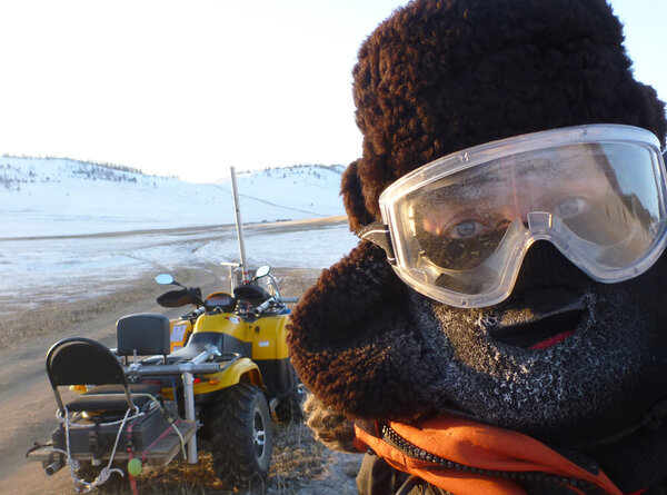 Autoportrait - Autoportrait givré de Benjamin, chef machiniste, après un petit round sur la glace avec une caméra, un opérateur, une assistante et un quad…. <i>(Photo Benjamin Vial, chef machiniste, dimanche 5 avril)</i>