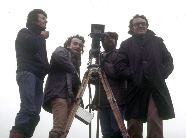 Tournage de "Shoah", en Pologne (1978) : Jimmy Glasberg à l'œilleton de la caméra, entre Jean-Yves Escoffier (assistant opérateur) et Claude Lanzmann