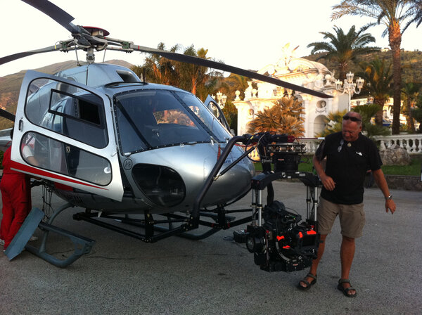 Peter Degerfeldt, directeur de la photographie aérienne, et la tête gyro-stabilisée Stab-C en "nose mount"