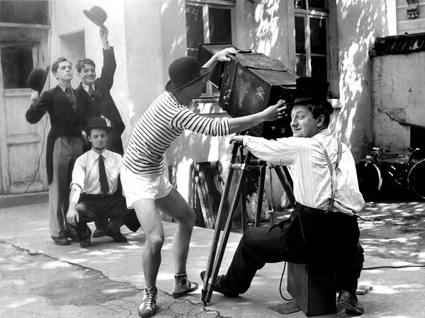 Exercice de tournage à l'école de Vaugirard : Roland Delcourt et Charles Bitsch (debout en arrière-plan), Yann Le Masson (accroupi), Pierre Lhomme (assistant caméra) et Jean Lavie (cadreur) - Archives personnelles Pierre Lhomme