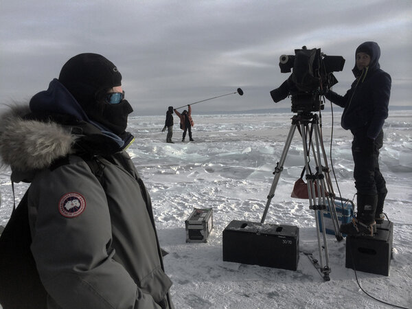 Dimanche 8 mars : Journée de la femme sur le lac Baïkal ! - Au lac Baïkal, les femmes se voilent aussi parfois… De gauche à droite : Myriam, maquilleuse, Benjamin, chef machino, Franck, perchiste, Marie-Sophie, assistante caméra. <i>(Gilles Porte, dimanche 8 mars)</i>