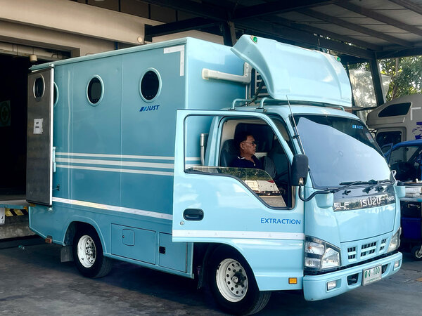 Le 18 janvier | Camion caméra | Photo Gilles Porte (iPhone) - Ce camion qui ressemble à un jouet sera un de nos deux camions caméra à arpenter les routes sinueuses du nord de la Thaïlande. Les deux hublots me font penser à <i>Mon oncle</i>, de Jacques Tati, à qui je dois aussi mon envie d'essayer un jour de « faire du cinéma »...