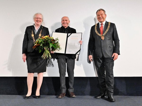 La présidente de l'Université de Marburg, Katharina Krause, Philippe Rousselot et le maire Thomas Spies lors de la cérémonie de remise des prix - © Red