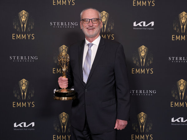 John Gresch de chez Arri pose avec son Emmy d'ingénierie lors des Emmy Awards 2021, présentés par la TV Academy au JW Marriott Los Angeles L.A. LIVE, le jeudi 21 octobre 2021, à Los Angeles. - Photo : © Mark Von Holden/Invision for The Television Academy/AP Images