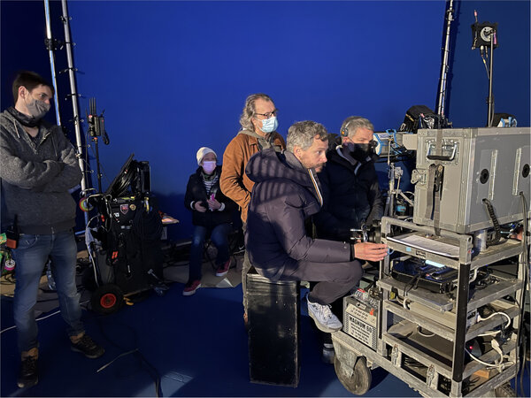 Derrière le moniteur : Nicolas Giraud et Renaud Chassaing. Debout derrière eux, le superviseur VFX Rodolphe Chabrier.