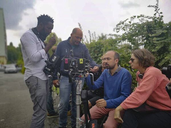 Ladj Ly, à gauche, et Julien Poupard, assis au centre, sur le tournage des "Misérables" - Photo Pierre Maillis-Laval