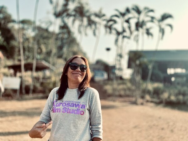 Photo Gilles Porte (iPhone) - Gob, formidable productrice exécutive thaïlandaise. C'est la deuxième fois que nous travaillons ensemble. En me quittant, Gob me glisse qu'elle aurait bien aimé avoir son portrait dans mon carnet de bord... Je sais qu'elle sourira quand elle le découvrira.