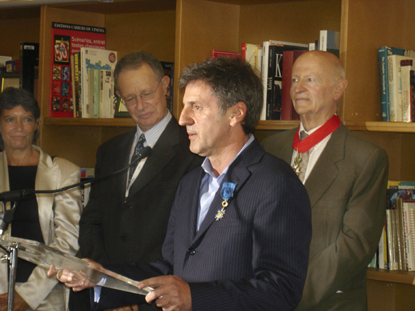 Daniel Auteuil, Officier des Arts et Lettres, derrière lui Gilles Jacob et à l'extrème gauche Véronique Cayla, nommée récemment directrice générale du CNC