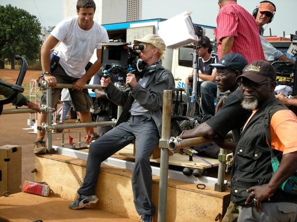 Martin Levent, 2e assistant opérateur, et Claire Denis, à l'œilleton de l'Aaton - Sur le tournage de <i>White Material</i>