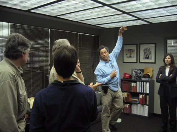 Une image de la préparation de la lumière dans les bureaux des services secrets où travaille Sean Penn (Tobin Keller) dans le film. Les bureaux étaient en décors naturels, réaménagés entièrement par John Hutman, le chef décorateur du film