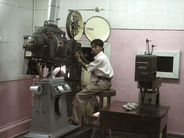 L'opérateur projectionniste au laboratoire des Studios Giai Phong