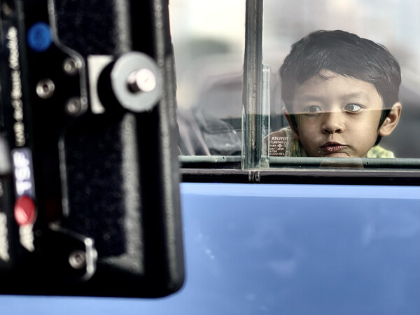 Samedi 25 janvier | Photo Gilles Porte (iPhone) - <p>Un enfant de moins de 7 ans... Une vitre... Un point rouge...</p>
<p>Merci à TSF de me permettre de partir avec le matériel souhaité malgré la fragilité d'un financement...</p>