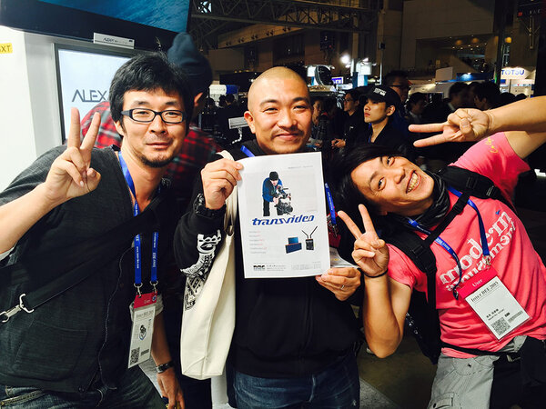 Fans de Transvideo posant à l'Inter BEE Japan 2015 - DR