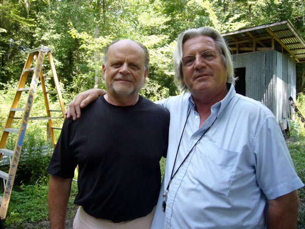 John Hardy et Bruno de Keyzer sur le tournage de "Dans la brume électrique"