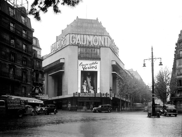 Le Gaumont-Palace, en 1949, affichant "Le Silence de la mer", de Jean-Pierre Melville