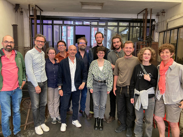 Membres du jury, codirecteurs du département Image, étudiants et étudiantes - De g. à d. : Julien Poupard, Robert Cantarella, Katell Djian, Renaud Personnaz, Mathieu Giombini, Nicolas Lasnibat, Oriane Trably, derrière elle, Jean-Mathieu Fresneau, Etienne Mommessin, Antoine Pirotte, Lou Lavalette, Nathalie Coste-Cerdan - Photo La Fémis