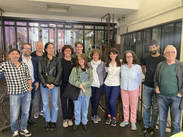Membres du jury aux côtés des étudiants et étudiantes du département Image - De g. à d. : Mathieu Giombini, Nicolas Lasnibat, Alexis Kavyrchine, Sarah Ackerer, Léo Gatinot, Simon Petitjean, Lucie Millon, Nathalie Coste Cerdan, Camille Sisman, Katell Djian, Sofiane Houir-Alami, Stan Neumann - Photo La Fémis