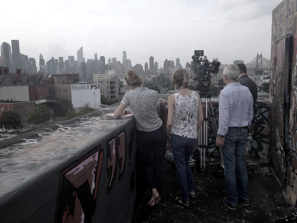 In the centre, behind the camera, Mia Hansen-Løve and Denis Lenoir, in front of the MoMA PS1 in New York in September 2013 - DR