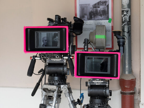 Les pare-soleil des caméras devant servir de repère de regard pour les figurants - Photo Sandrine Thesillat / Institut Lumière – Festival Lumière