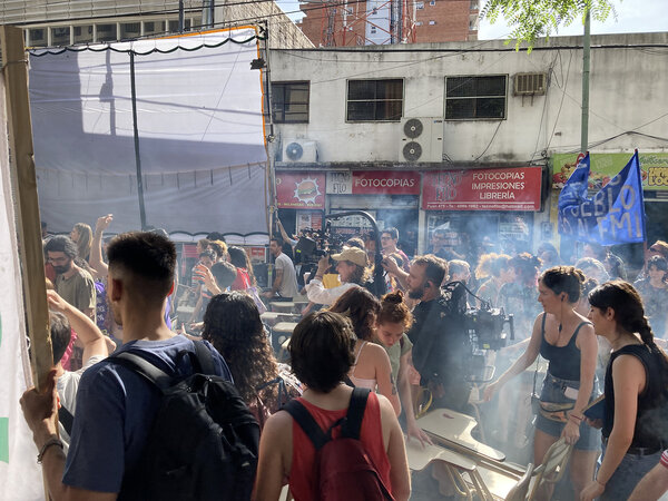 Tournage de la manifestation : Hélène Louvart au centre avec le Rialto Sony et l'Easyrig - Photo Hélène Degrandcourt