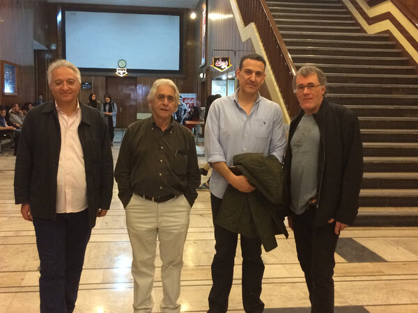 Entrée du cinéma de Fariborz Kamrani - De g.à d. : Mohammad Aladpoush, Farzin Khosrowshahi, Fariborz Kamrani et Philippe Ros