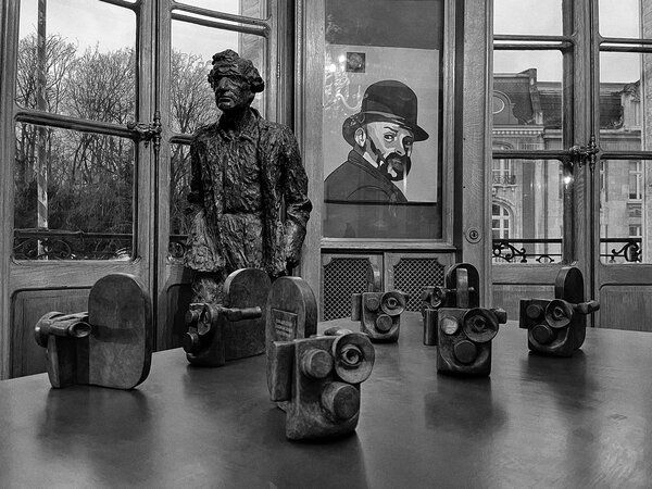 The day before the ceremony, in Brussels: the seven statuettes are finally ready, under the watchful gaze of a bronze Woody Allen, a lifesize sculpture by Myriam Chataignère - Photo by Stéphan Massis