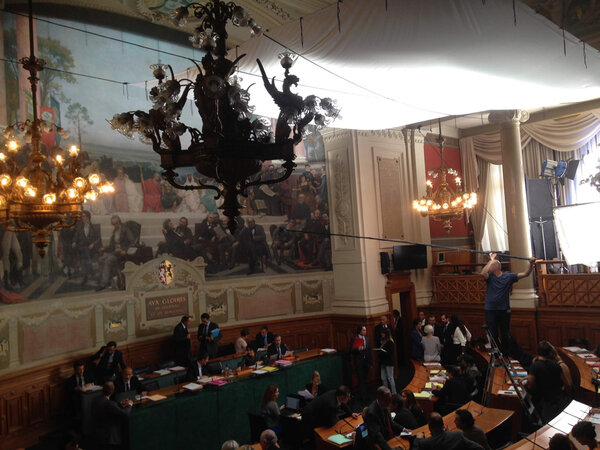 The location of the Council Chamber. - An “Ultra Bounce” overhead measuring 6x6 meters, with an Alpha 4 (hidden on the ground) reflecting off of it. On the right side, 1 M40 is reflected off of a flag on the side to give a bit of brilliance