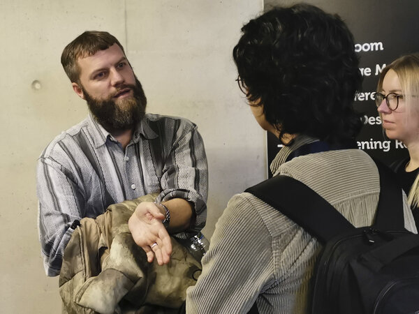 Fredrik Wenzel parle avec ses fans après la conférence - Photo Hélène de Roux