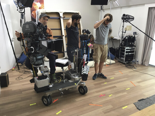 Set up for the master shot. - Sébastien Buchmann at the camera. Ahmed Zaoui, key grip and his assistant David Meurgues, trying to clarify the marks for the master shot of the speech writing scene.<br class='manualbr' />Photo : Marie Queinec