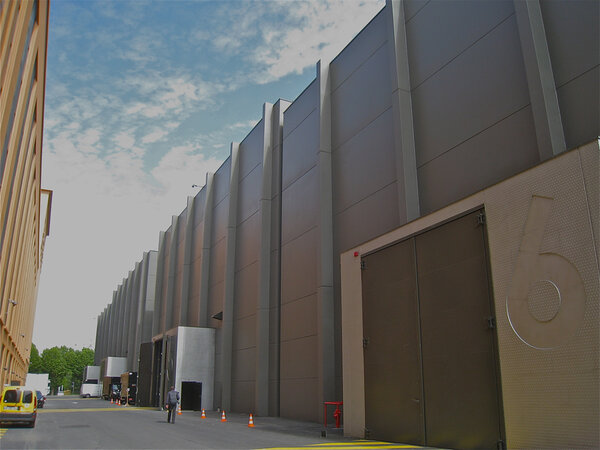 Entrances to the studios facing the main building - Photo JNF/EG/VJ