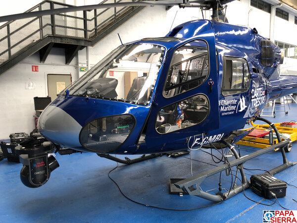 Hélicoptère de l'émission "La Carte aux trésors" équipé par Papa Sierra d'un système Cineflex V14 HD