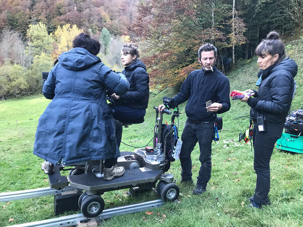 Irina (back to the camera) on a dolly, Camille Clément (first assistant camera), Léo Stritt (key grip) and Emmanuelle Alaitru (second assistant camera) - Photo Christophe Offret (property man)